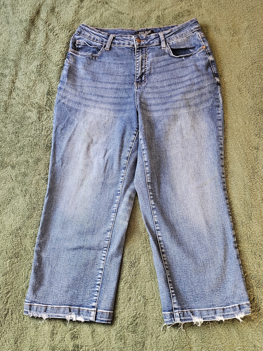 Judy Blue Size 16W Medium Blue Cropped Wide Leg Denim Jeans with Frayed Hem